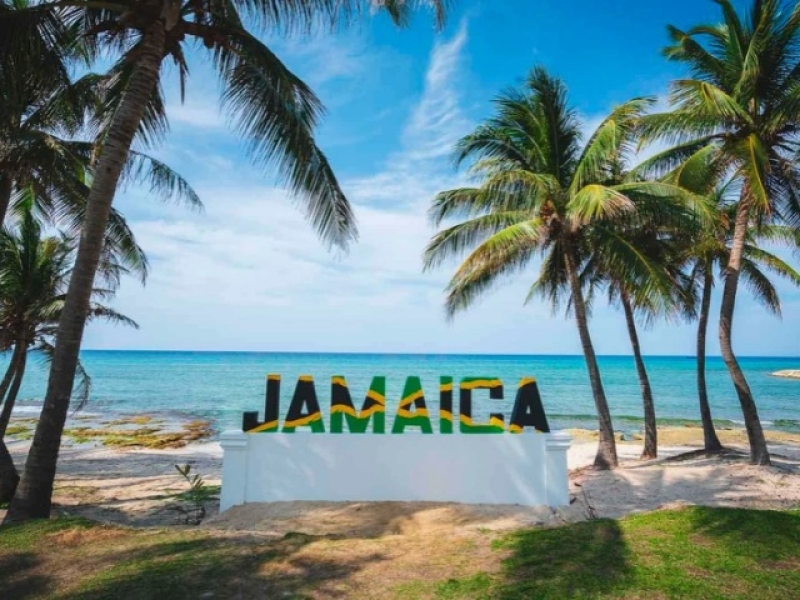 Jamaica + Panamá